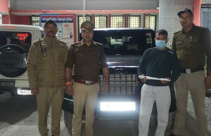 सबक: हाथों में चापड़ लेकर वाहन चलाने वाले को पुलिस ने पहुंचाया सलाखों के पीछे