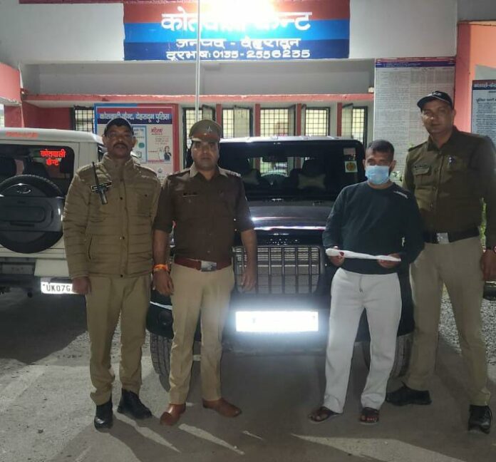 सबक: हाथों में चापड़ लेकर वाहन चलाने वाले को पुलिस ने पहुंचाया सलाखों के पीछे