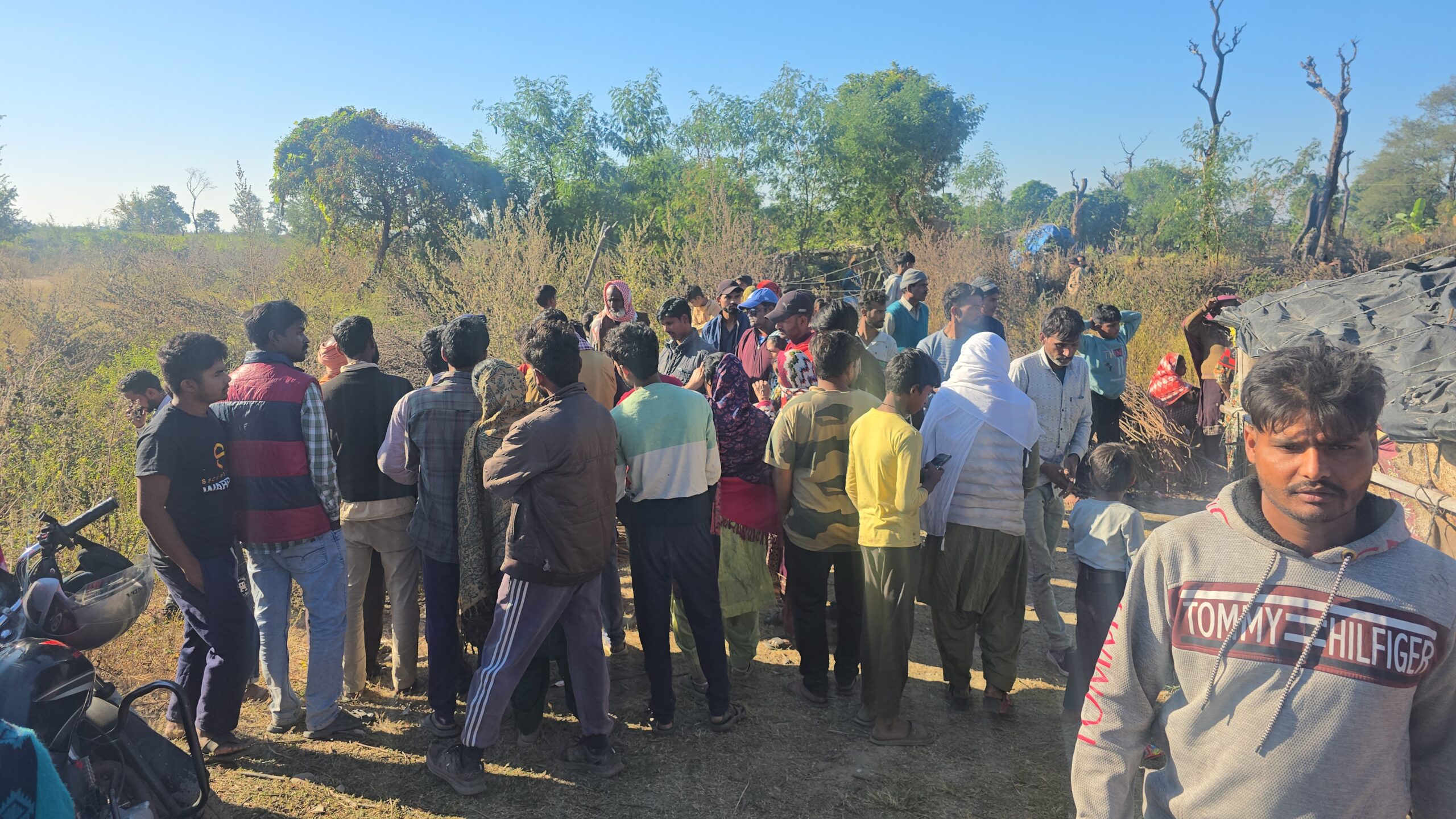 बेरहमी: सिर कुचलकर वृद्ध की निर्मम हत्या, झोपड़ी में लहूलुगहान हालत में मिला शव