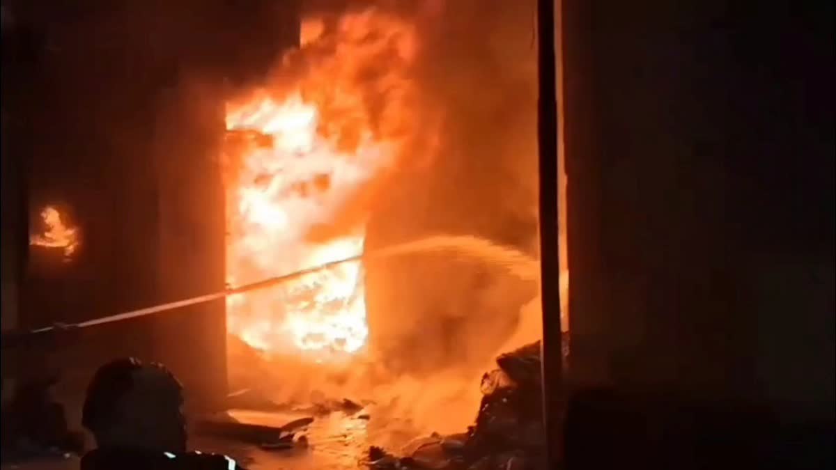 गनीमत: गैस गोदाम के सामने कबाड़ गोदाम में लगी भीषण आग,बड़ा हादसा टला