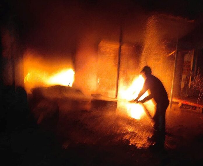 स्वाहा: चाय की दुकान में लगी अचानक आग, अधिकांश सामान जल जाने से भारी नुकसान