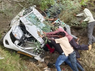 बड़ी खबर: खाई में गिरी कार,दो की मौत,एक गंभीर