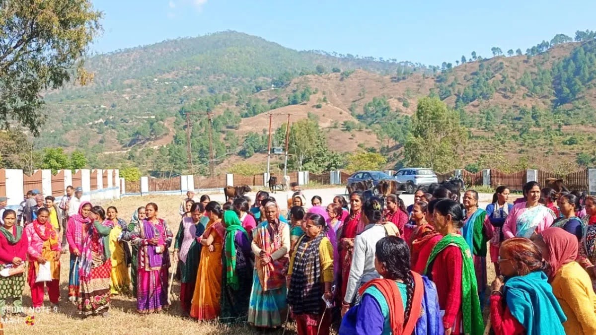 आक्रोश: गोवंश संरक्षण में प्रशासन की लापरवाही के खिलाफ महिलाओं ने प्रदर्शन कर दिया धरना
