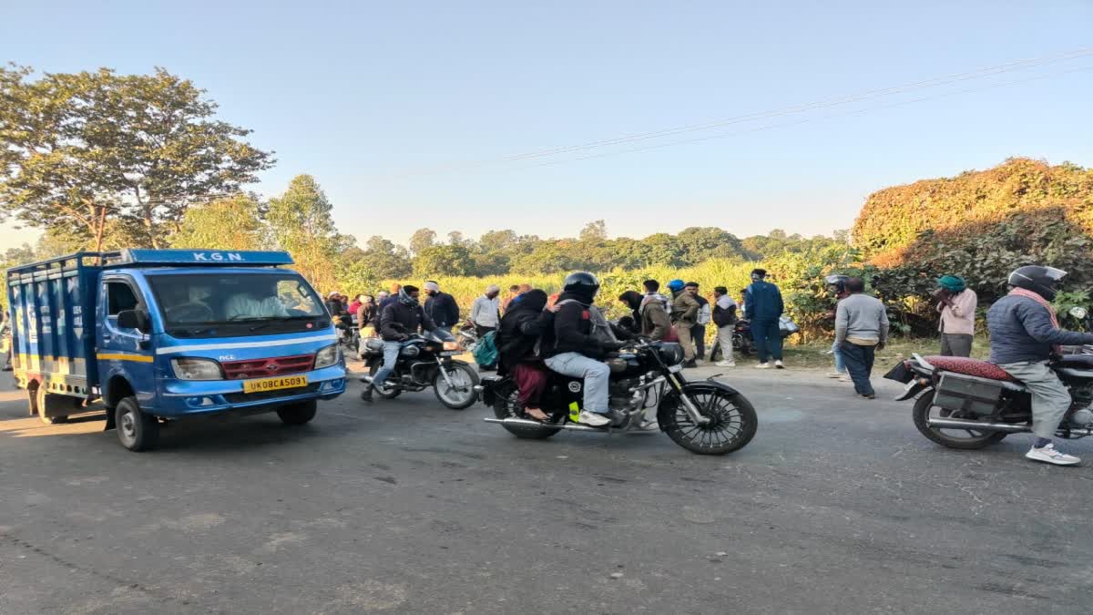 दर्दनाक: सामने से आ रही बाइक से टकराकर सड़क पर गिरे दो सगे भाईयों की डंपर से कुचल कर मौत