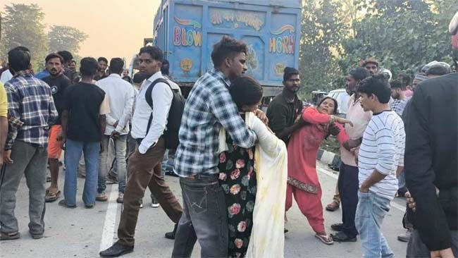 हादसा:  तेज़ रफ्तार डंपर की चपेट में आकर युवक की मौत, साथी गम्भीर रूप से घायल