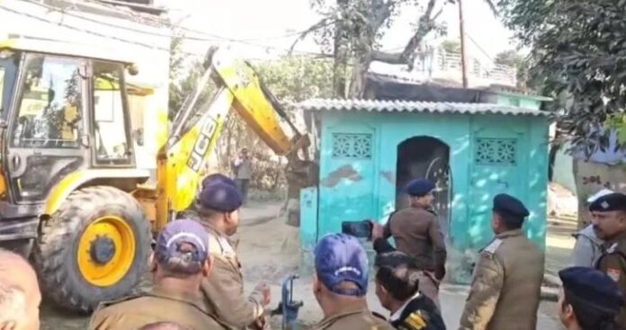 एक्शन: अवैध मजार पर चला प्रशासन का बुल्डोजर, ग्राम समाज की जमीन पर था निर्माण