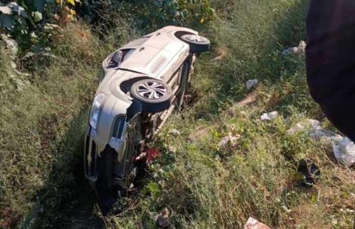 हादसा: बाइक सवारों को बचाने के चक्कर में खाई में जा गिरी कार, महिला व युवक गंभीर रूप से घायल