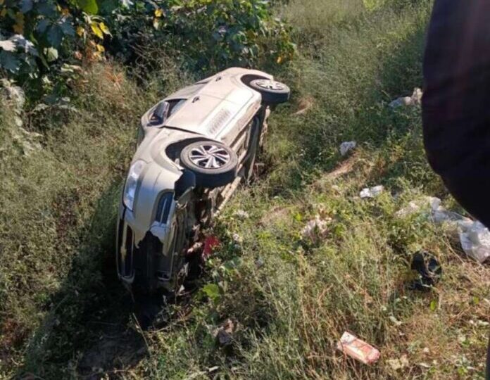 हादसा: बाइक सवारों को बचाने के चक्कर में खाई में जा गिरी कार, महिला व युवक गंभीर रूप से घायल