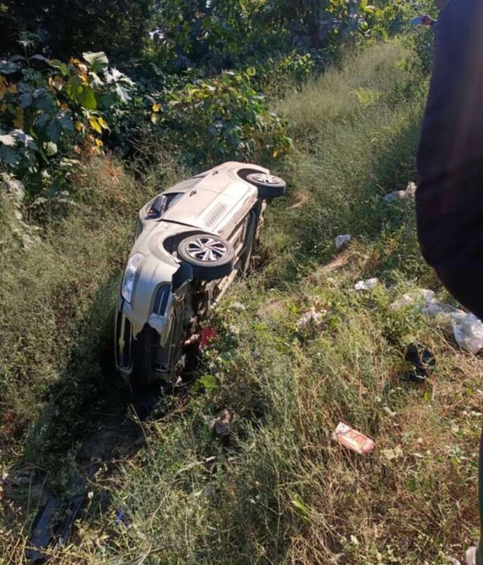 हादसा: बाइक सवारों को बचाने के चक्कर में खाई में जा गिरी कार, महिला व युवक गंभीर रूप से घायल