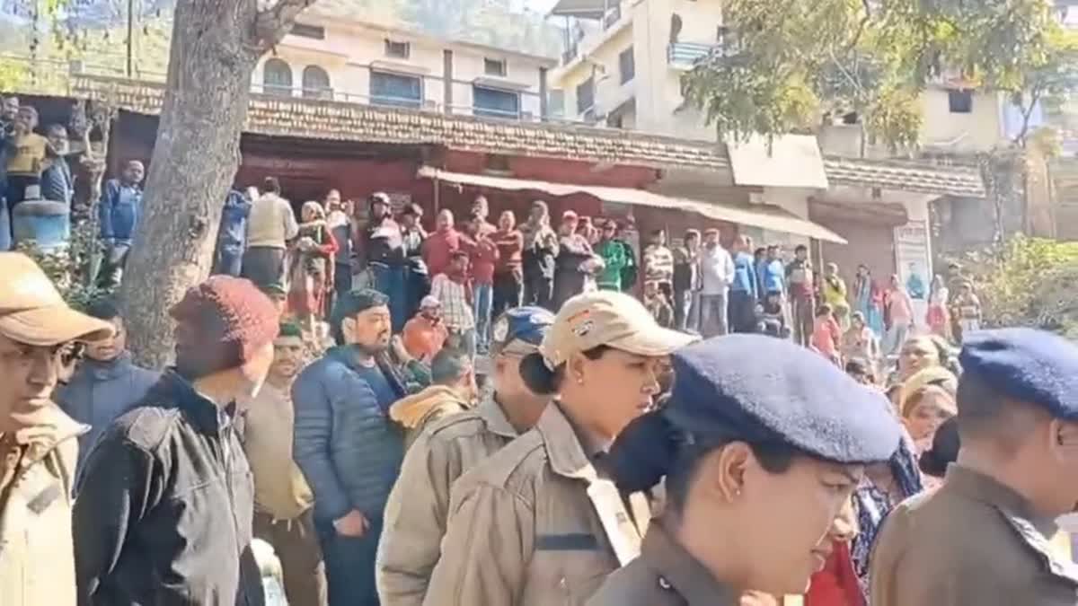 आक्रोश: जंगली जानवरों के हमलों से परेशान ग्रामीणों ने लगाया राष्ट्रीय राजमार्ग पर जाम