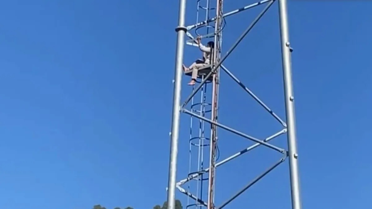 स्वास्थ्य सेंवाओं को दुरस्त करने की मांग को लेकर प्रदर्शन,टावर पर चढ़े आन्दोलनकारी