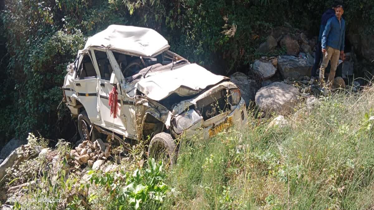 बड़ा हादसा: गहरी खाई में गिरी कार,एक की मौत, दो गंभीर रूप से घायल