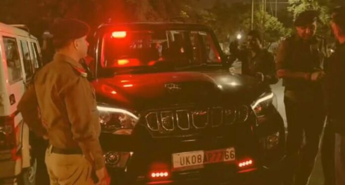 सबक: लाल बत्ती व हूटर लगाना स्कॉर्पियों सवार को पड़ा भारी, पुलिस ने किया वाहन सीज