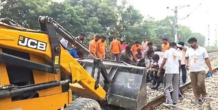 ट्रेन की चपेट में आ जाने से आधा दर्जन गौवंश की मौत