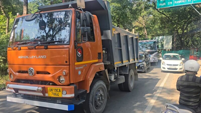 आक्रोश: नगर पालिका पर लगाया अवैध वसूली का आरोप,नेशनल हाईवे किया जाम