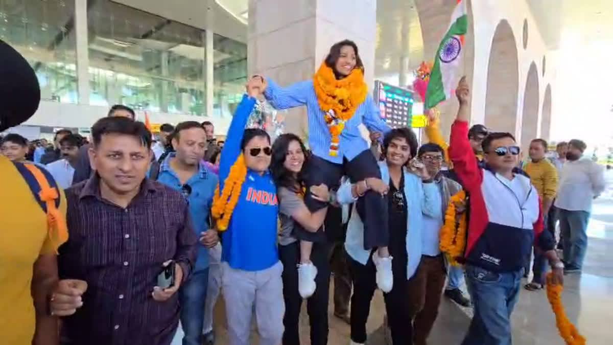 शाबाश: ऑलराउंडर स्नेह राणा पहुंचीं जौलीग्रांट एयरपोर्ट, ढोल नगाड़ों के साथ हुआ जोरदार स्वागत