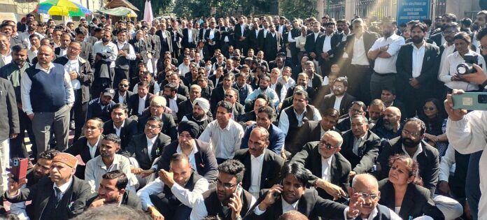 आवाज़: अपनी मांगों को लेकर वकीलों ने दिया धरना,कचहरी का कामकाज रहा बाधित