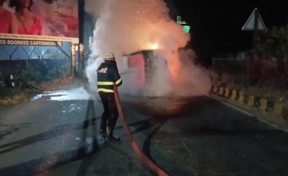 स्वाहा: पिकअप वाहन में लगी भीषण आग, चालक ने कूूदकर बचाई जान,हालत गंभीर