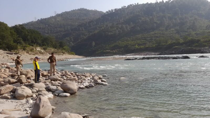 नहाने के दौरान अलकनंदा में डूबे महिला और पुरुष, तलाश जारी