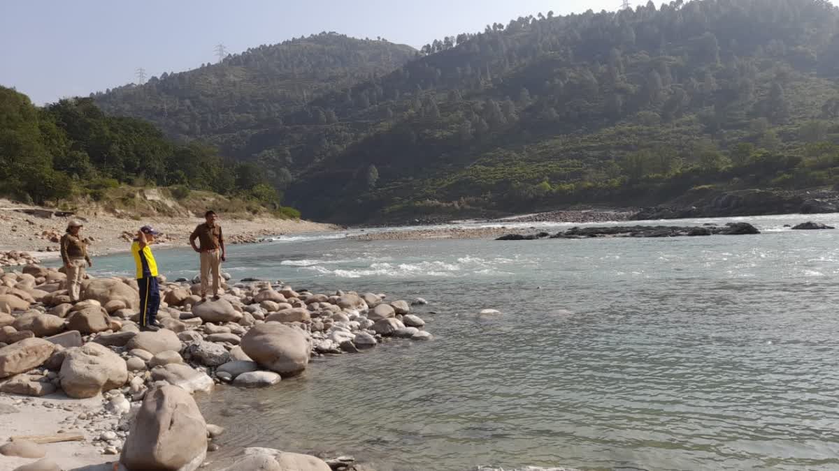 नहाने के दौरान अलकनंदा में डूबे महिला और पुरुष, तलाश जारी