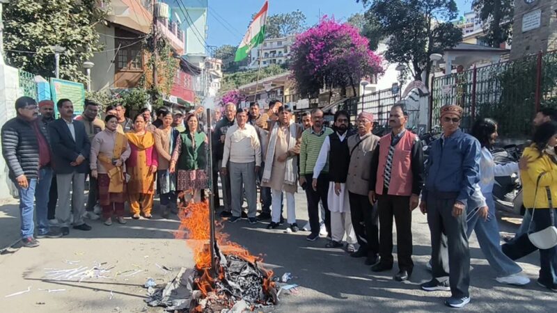कांग्रेस:  प्रदेश सरकार पर लगाया तानाशाही का आरोप, एस्मा लागू करने के विरोध में किया प्रदर्शन