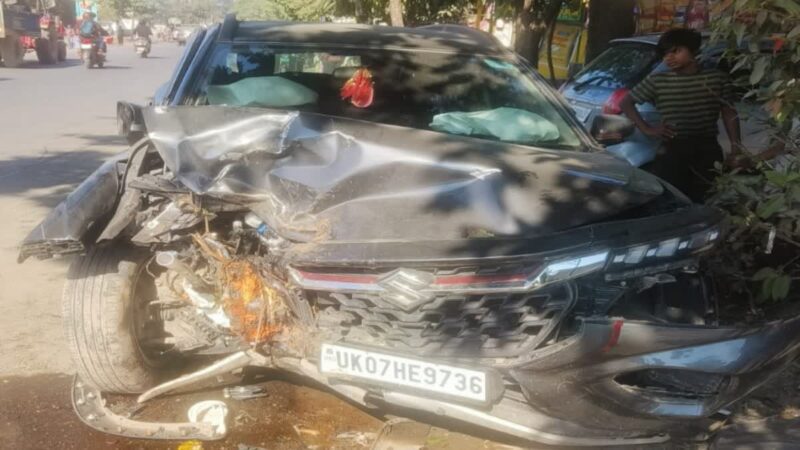 पेड़ से टकराई कार,छात्र की दर्दनाक मौत,दो गंभीर