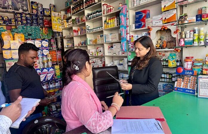 जिला विधिक सेवा प्राधिकरण सचिव ने मेडिकल स्टोरों का किया निरीक्षण