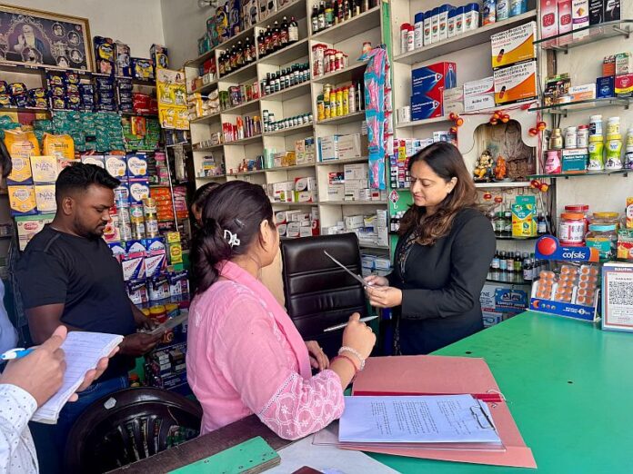 जिला विधिक सेवा प्राधिकरण सचिव ने मेडिकल स्टोरों का किया निरीक्षण