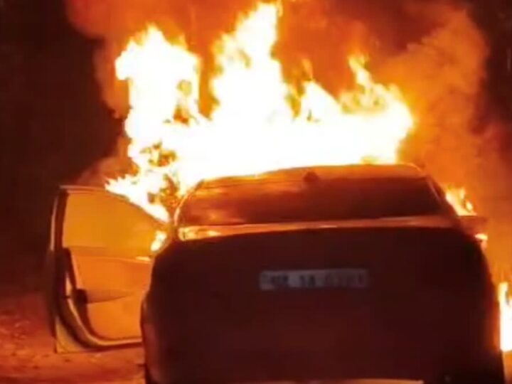 चलती कार बनी आग का गोला , चालक ने कूदकर बचाई जान