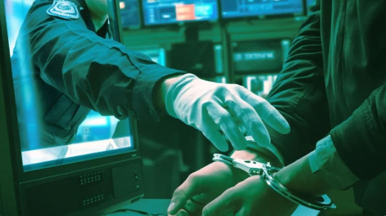 धोखाधड़ी: ‘परिवार को कुछ मत बताना, वरना….’, डिजिटल एरेस्ट से डरा कर ठग लिए 32 करोड़ रुपए