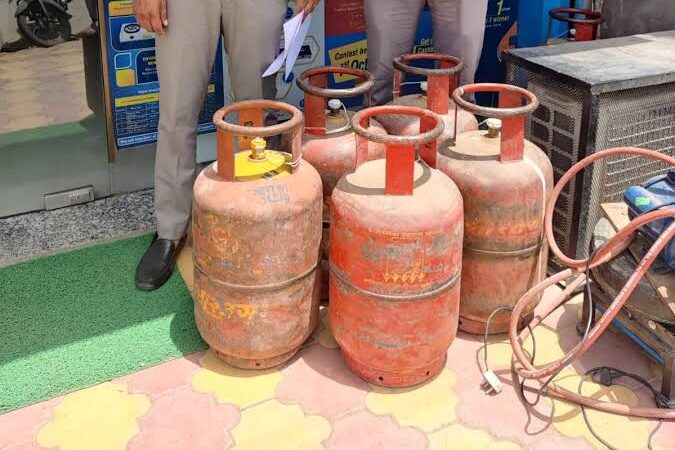 एक्शन: पुलिस ने रिहायशी इलाके में की छापेमारी; अवैध एलपीजी सिलेंडरों का पकड़ा जखीरा
