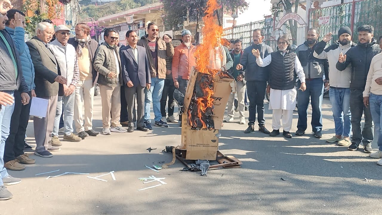 मनरेगा: नाम बदलने के निर्णय से विफ़री कांग्रेस; केंद्र सरकार का पुतला दहन कर जताया विरोध