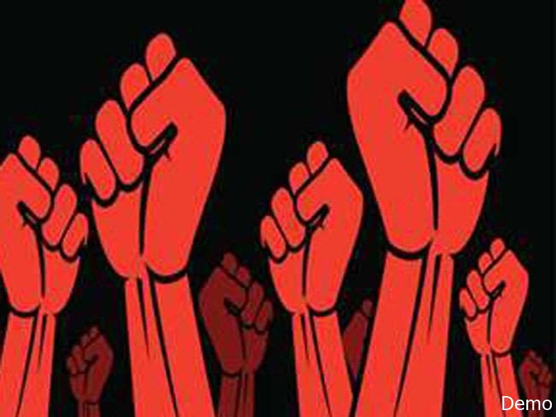 आक्रोश: केंद्र सरकार द्वारा मनरेगा के स्थान पर लाये नये बिल की प्रतियां फूंक कर जताया विरोध