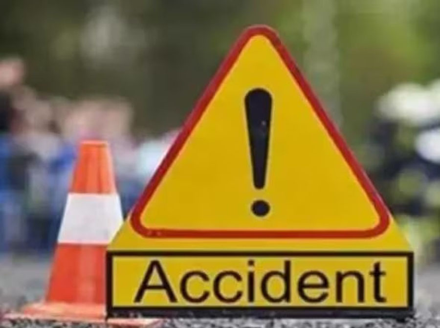 दर्दनाक: गाय को बचाने में ट्रक से टकरा गई एक्सयूवी कार, चार लोगों की मौत