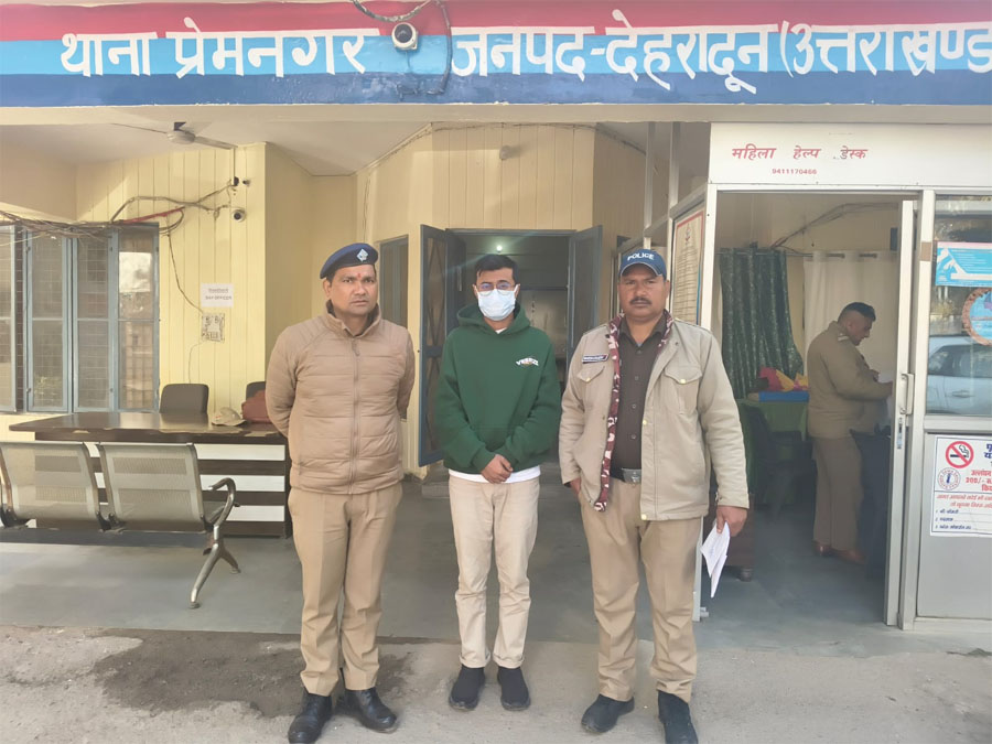 कामयाबी: इंदिरा गाँधी अन्तराष्ट्रीय एयर पोर्ट से पुलिस ने किया ईनामी वांछित अभियुक्त को गिरफ्तार