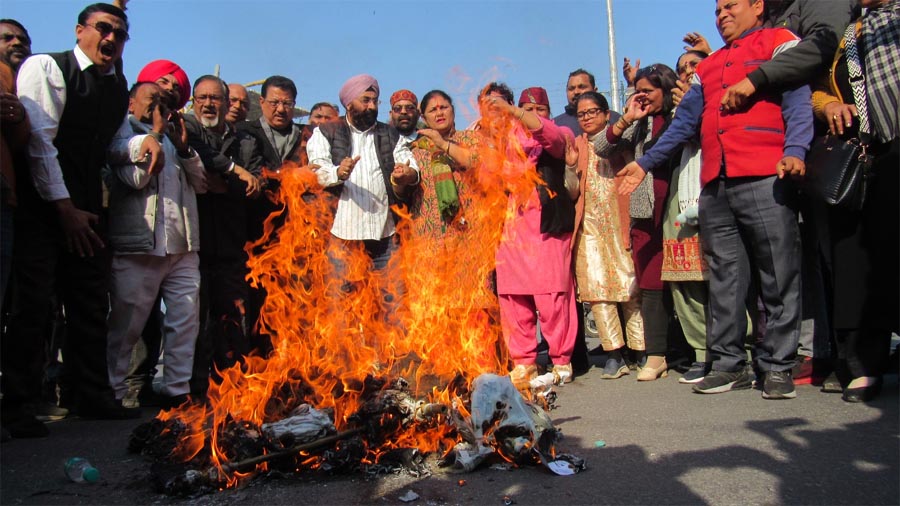 कांग्रेस कमेटी ने किया भाजपा सरकार का पुतला दहन