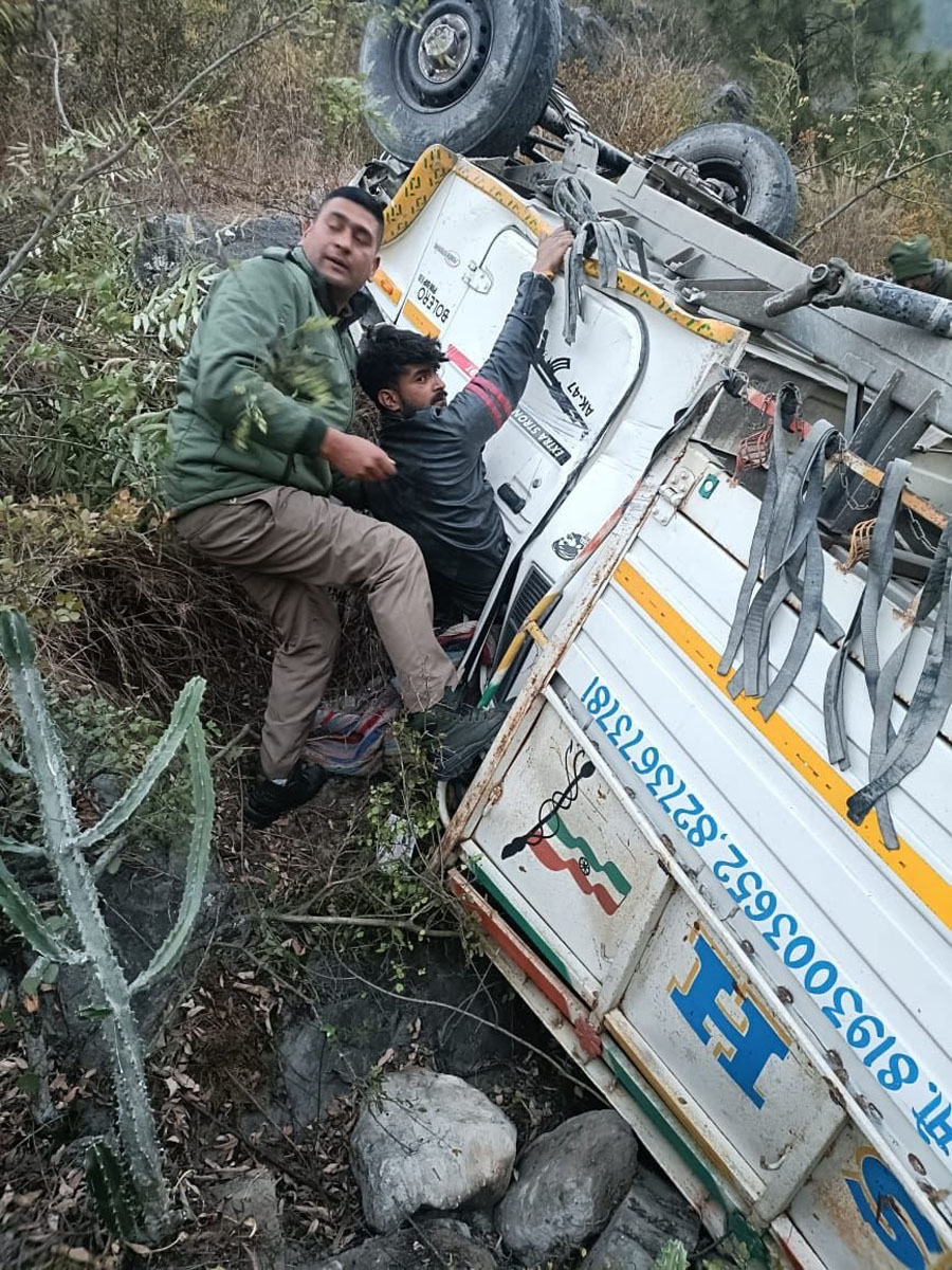 पिकअप वाहन खाई में गिरा, दो घायल