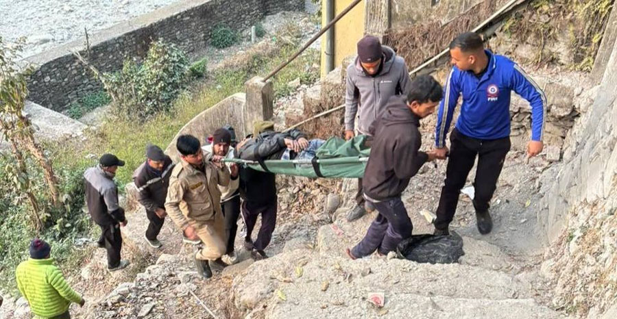 ​अगस्त्यमुनि फायर यूनिट ने गहरी खाई से घायल व्यक्ति को सुरक्षित निकाला