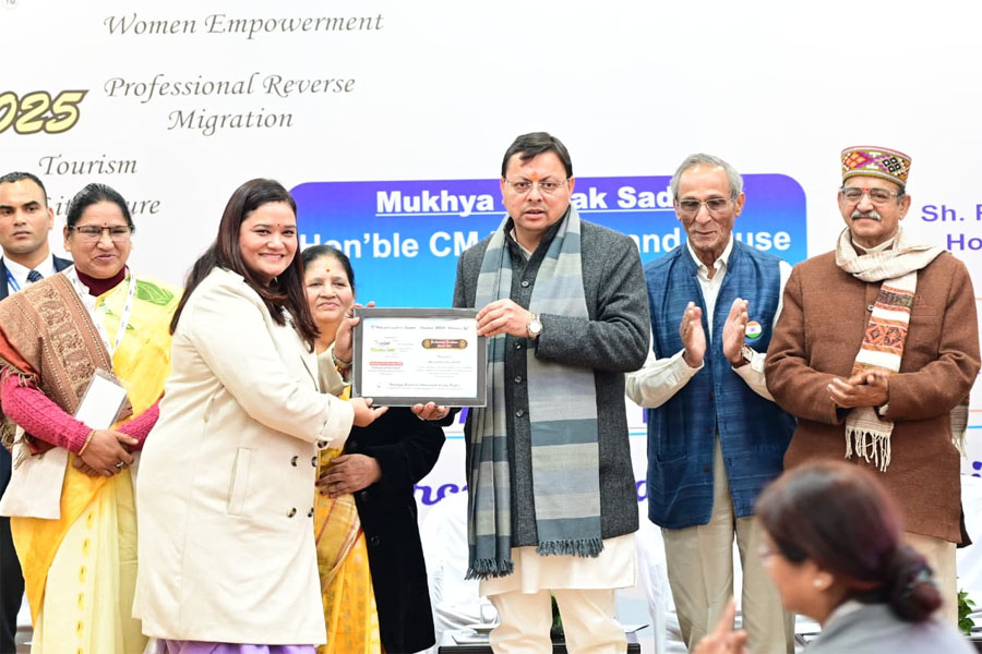 सीएम ने किया विशिष्ट कार्य करने वाली महिलाओं को सम्मानित