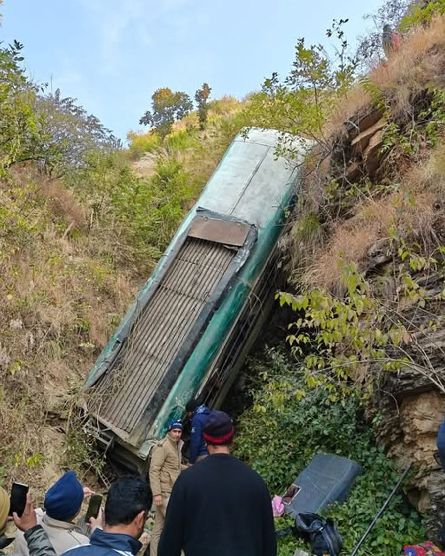 हृदयविदारक : गहरी खाई में गिरी यात्री बस, सात लोगों की मौत, कई घायल