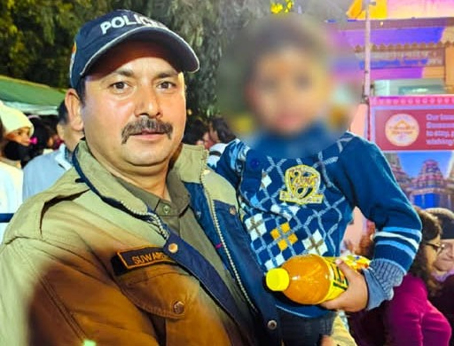 फ़र्ज़: ड्यूटी से बढ़कर मानवता; बिछुड़े मासूम को परिजनों से मिलाया