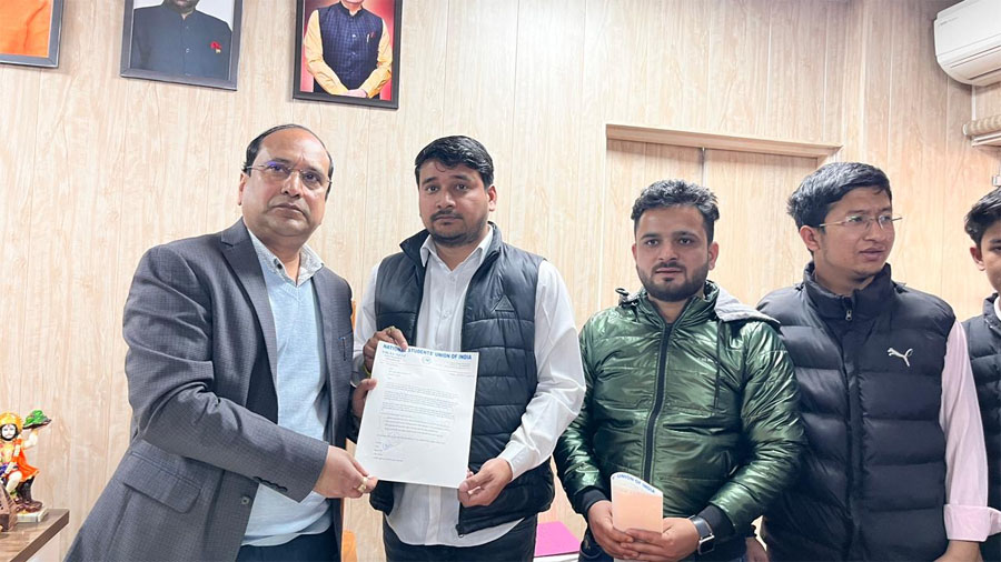 बिगड़ती स्वास्थ्य व्यवस्था के खिलाफ सीएमओ को सौंपा ज्ञापन