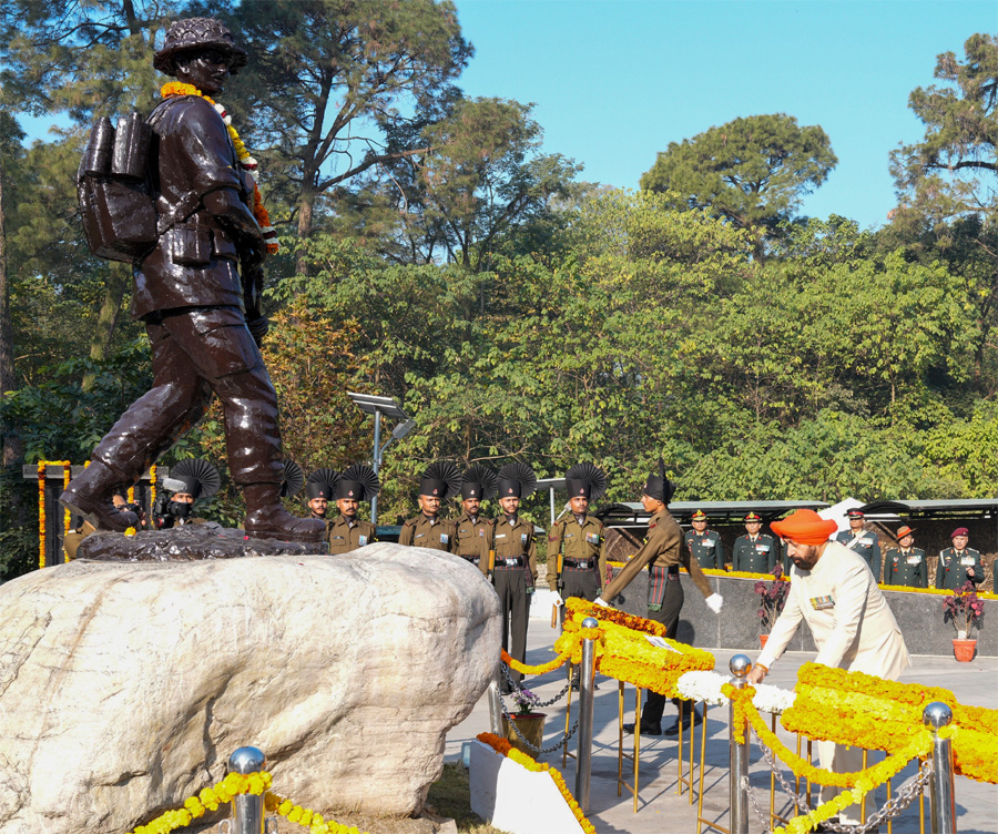 जयहिंद: वीर शहीदों को पुष्पचक्र अर्पित कर राज्यपाल ने दी श्रद्धांजलि