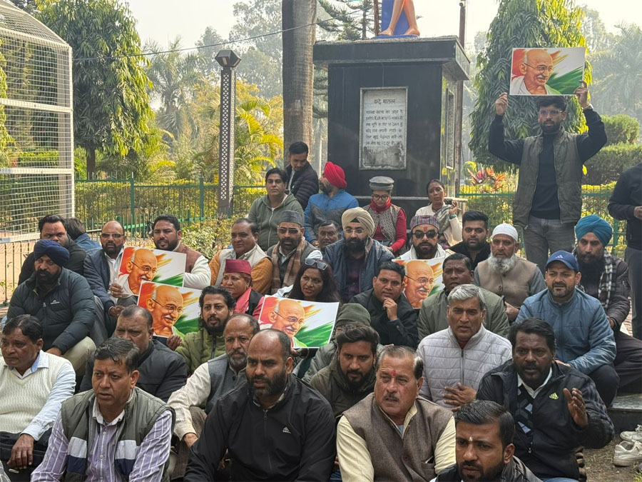 आक्रोश: मनरेगा योजना का नाम बदलने पर चढ़ा कांग्रेस का पारा; गांधी पार्क में किया प्रदर्शन