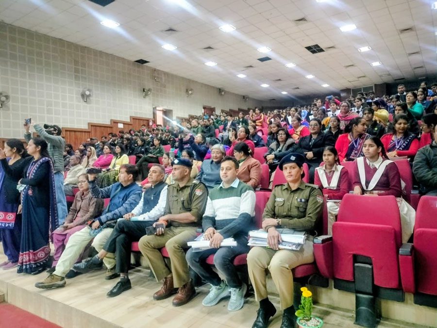पौड़ी पुलिस ने स्कूली बच्चों को किया जागरूक