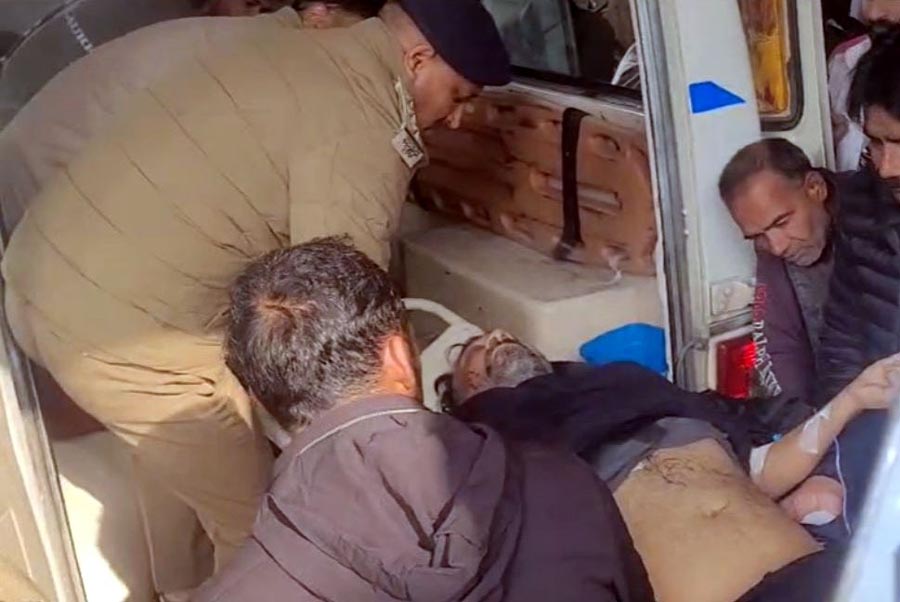 पुलिस की गाड़ी पर फायरिंग, हिस्ट्रीशीटर को लगी गोली