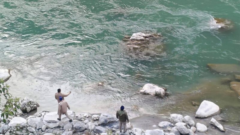 बचाव: हताशा के शिकार युवक ने नदी में  लगा दी छलांग,  पुलिस ने बचाया