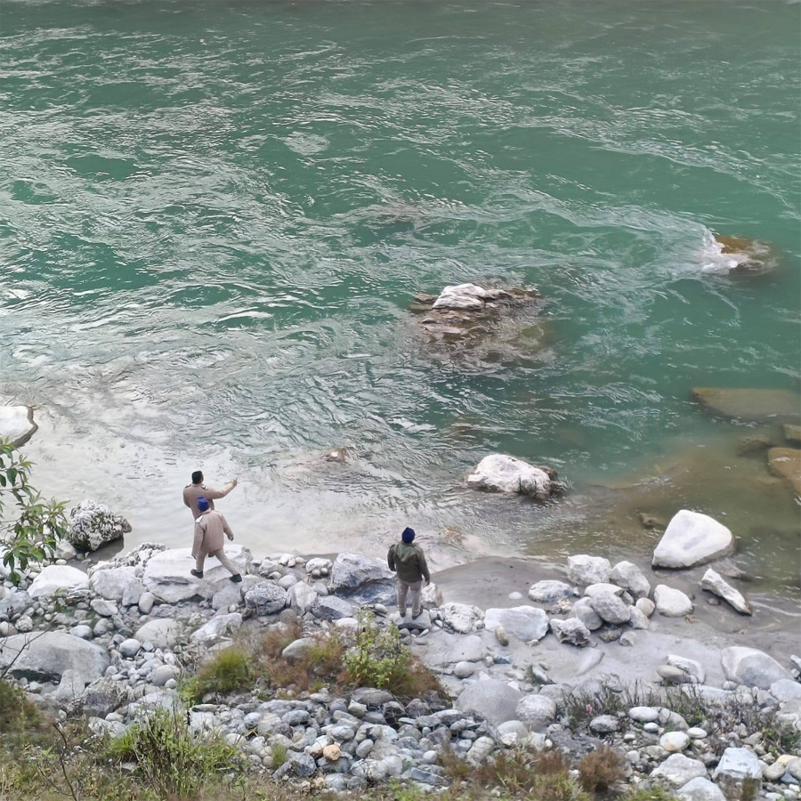 बचाव: हताशा के शिकार युवक ने नदी में  लगा दी छलांग,  पुलिस ने बचाया