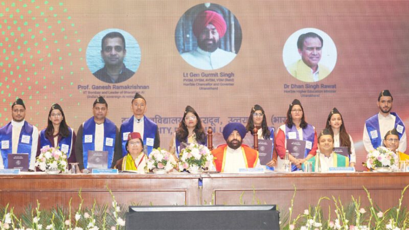 राज्यपाल ने किया 42 छात्र-छात्राओं को स्वर्ण पदक से सम्मानित