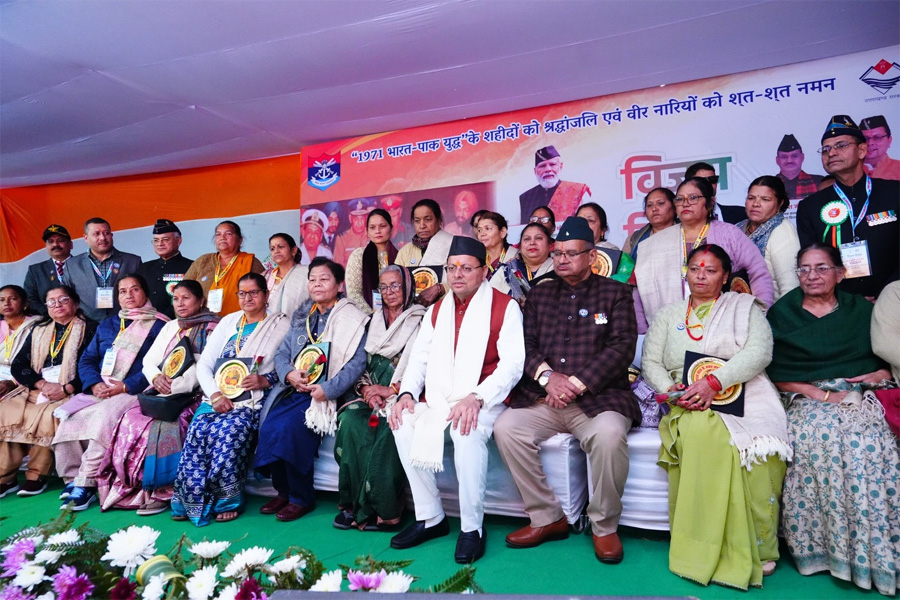 विजय दिवस: सीएम धामी ने दी वीर बलिदानियों को श्रद्धांजलि, शहीद स्मारक पर चढ़ाया पुष्पचक्र